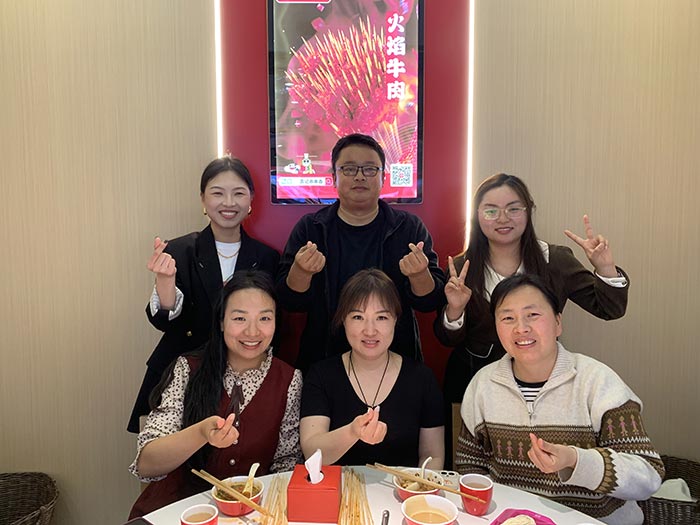 豐盛佳肴聚一堂，團(tuán)建聚餐喜氣洋洋。讓我們齊聚力量，砥礪前行！