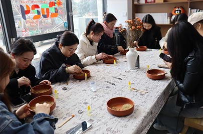 河南賽諾威全體女同事“甜蜜女神節(jié)，藝術(shù)DIY”活動(dòng)慶祝3月8日女神節(jié)快樂(lè)！