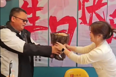 河南賽諾威生活的一面，同事生日其樂(lè)融融，員工一家親！我們不僅懂聚丙烯酰胺，我們更懂生活！